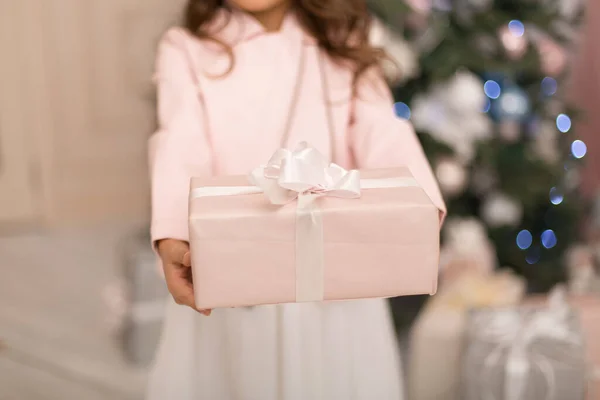 Infância Feliz Conto Natal Mágico Pequena Princesa Com Presente Papai — Fotografia de Stock