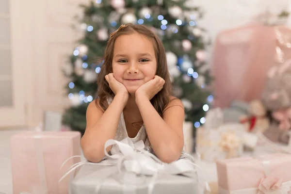 Infância Feliz Conto Natal Mágico Pequena Princesa Com Presente Papai — Fotografia de Stock