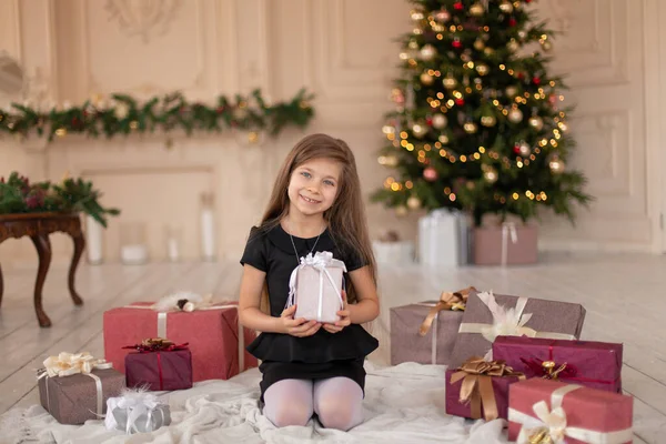 Uma Menina Abre Presente Natal Papai Noel Conto Natal Infância — Fotografia de Stock