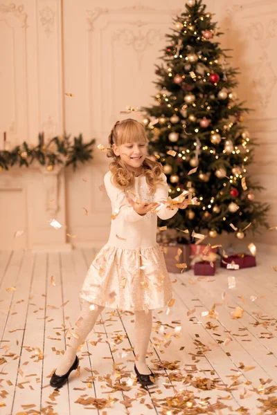 Маленькая Девочка Наслаждается Праздником Рождества — стоковое фото