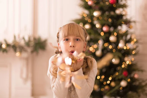Kislány Élvezi Karácsonyi Ünnepeket — Stock Fotó