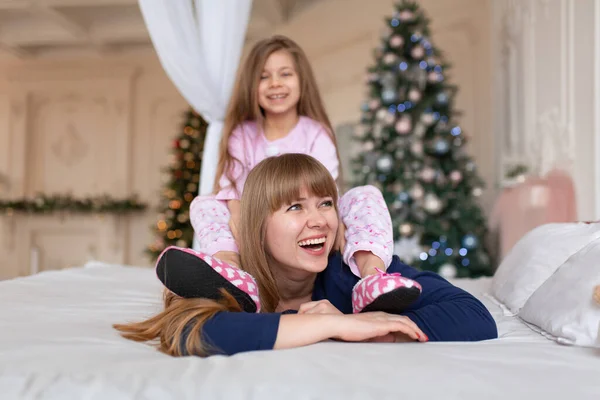 Petite Fille Passe Temps Jouer Avec Maman Alors Elle Est — Photo