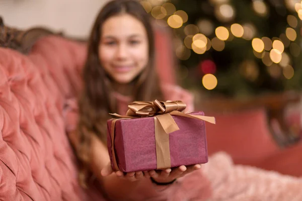 Gyönyörű Lány Egy Ünnep Karácsonyi Ajándék Egy Elegáns Belső — Stock Fotó