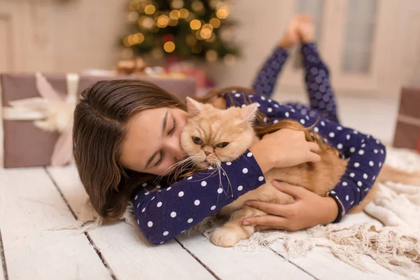 Lány Macskájával Tölti Karácsonyi Ünnepeket — Stock Fotó