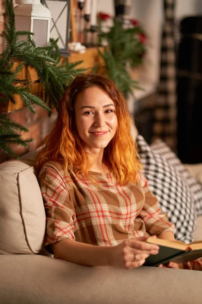 Una Linda Chica Está Leyendo Libro Ambiente Cálido Acogedor Concepto — Foto de Stock