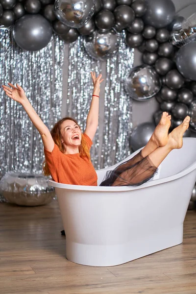 Hermosa Pelirroja Regocija Sentada Vestida Baño Contra Fondo Oropel Globos — Foto de Stock