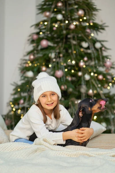 Счастливого Детства Рождественская Волшебная Сказка Маленькая Девочка Смеется Своей Подругой — стоковое фото