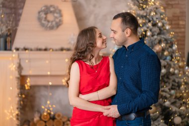 Tatlı evli çift Noel tatilini selamlıyor..