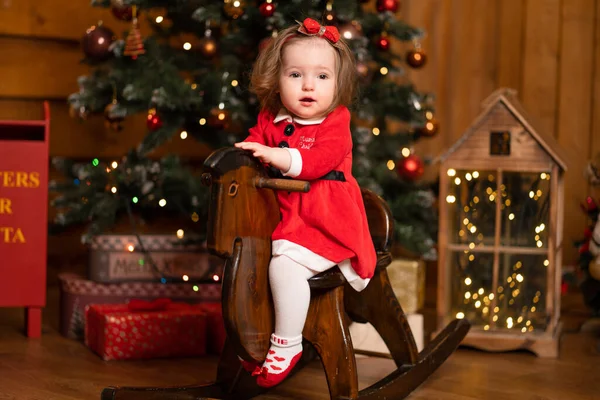 Petite Fille Dans Une Robe Rouge Fête Sur Cheval Bascule — Photo