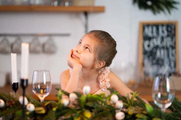 Petite Fille Ennuie Assis Table Fête Nuit Noël — Photo