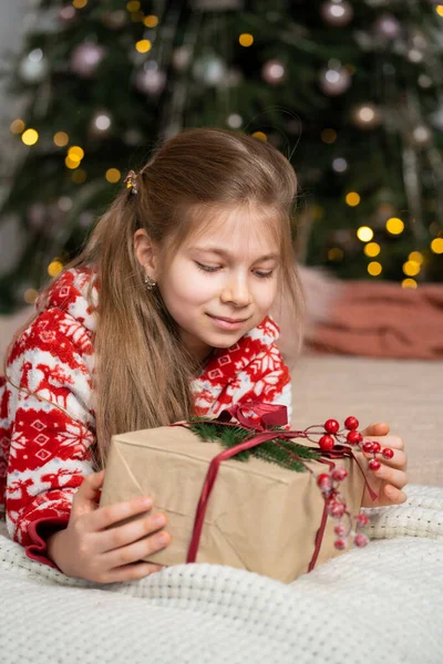 Uma Menina Pijama Manhã Encontrou Presente Pai Natal Debaixo Árvore — Fotografia de Stock