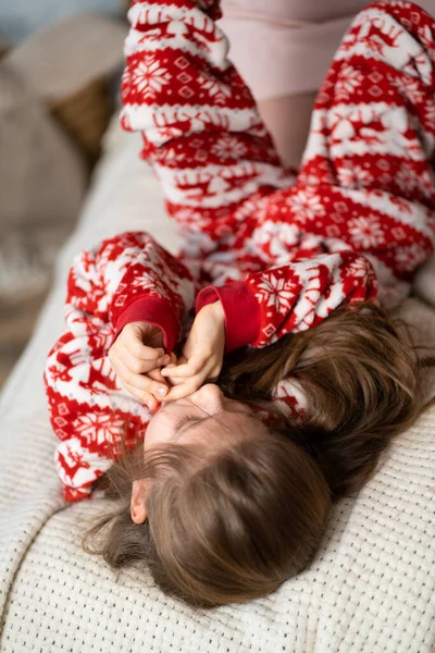 Petite Fille Pyjama Rouge Jouant Avec Maman Sur Lit — Photo