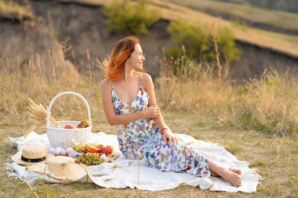 美しい赤髪の女の子は 自然の夕日を楽しんでいます 野外でのピクニック — ストック写真