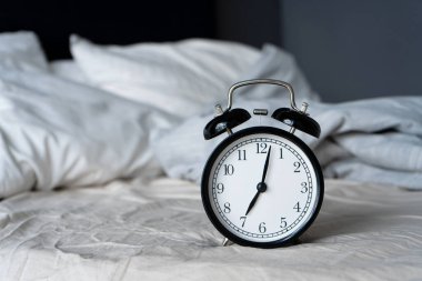 Çanı olan şık bir çalar saat. Eller 7 saat gösteriyor. Uyanma zamanı..