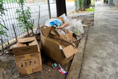Sokakta bir yığın çöp ve karton kutu var. Çöp toplama sorunu. İnsanların sorumsuzluğu. Kuala Lumpur, Malezya - 02.18.2020