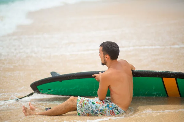 Ragazzo Riposa Una Spiaggia Tropicale Sabbiosa Dopo Aver Cavalcato Surf — Foto Stock