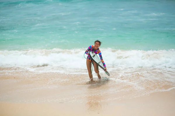 Sexy Ragazza Magra Con Tavola Surf Sulla Spiaggia Sabbia Tropicale — Foto Stock