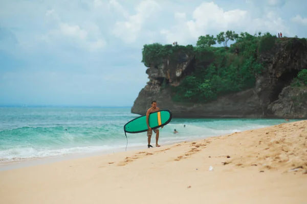 Sörfçü Sörf Tahtası Olan Sörfçü Adam Kumsalda Yürüyor Sağlıklı Yaşam — Stok fotoğraf