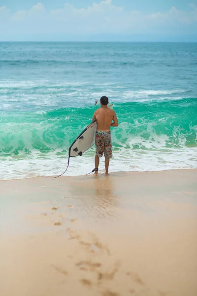 Σέρφερ Surfing Man Surfboard Walking Sandy Tropical Beach Υγιεινός Τρόπος — Φωτογραφία Αρχείου