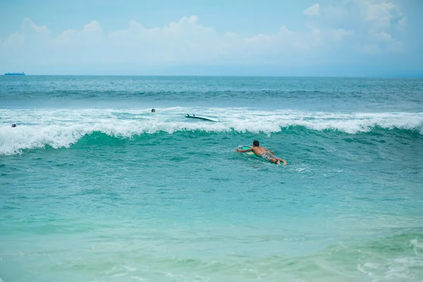 Tipo Sta Nuotando Sulla Tavola Surf Sull Oceano Stile Vita — Foto Stock