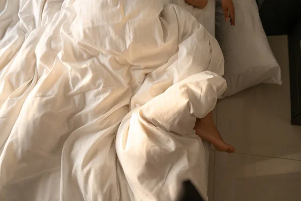 Нога Сплячої Дівчини Вранці Висить Вниз Ліжку Шпигунське Фото Глибокий — стокове фото