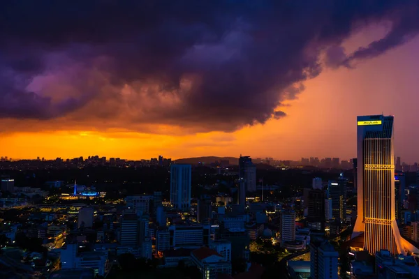 Construindo Arranha Céus Maybank Pôr Sol Nuvens Chuva Vistas Lindas — Fotografia de Stock