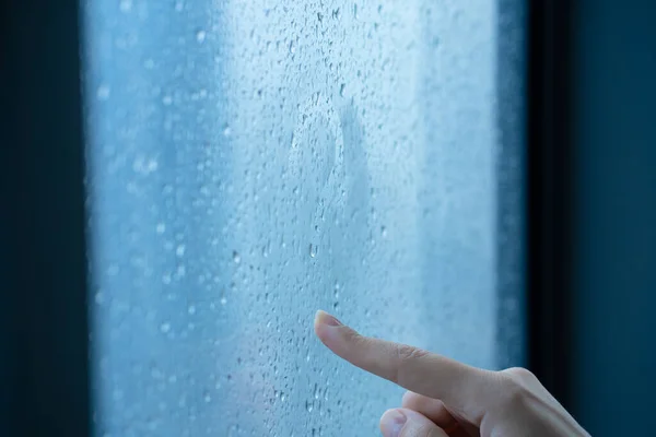 Vrouwelijke Hand Tekent Een Vraagteken Een Mistig Raam Tijdens Regen — Stockfoto