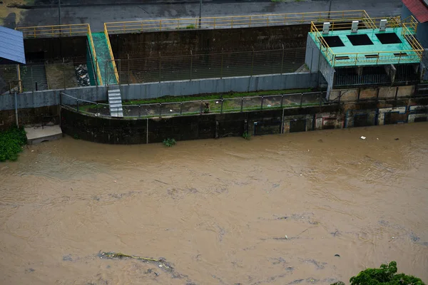 Canal Rio Uma Cidade Grande Esgoto Após Chuva Carrega Lixo — Fotografia de Stock