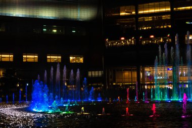 Dans eden çok renkli fıskiyelerin gece görüşü. Şarkı Söyleyen Çeşmeler Şovu. Kuala Lumpur, Malezya - 02.18.2020