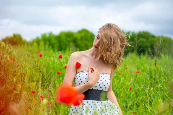 Mladá Dlouhosrstá Dívka Užívá Barvy Přírody Kvetoucím Makovém Poli Horkého — Stock fotografie