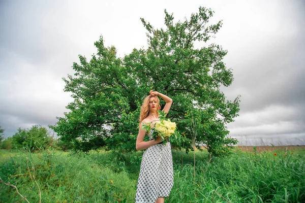 Ein Schönes Junges Blondes Mädchen Sammelte Einen Strauß Wildblumen Genießen — Stockfoto