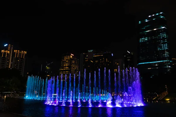 ダンスの夜景多色の噴水 歌の噴水のショー マレーシアのクアラルンプール 2020 — ストック写真