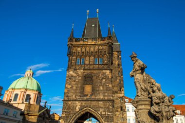 Charles Köprüsü 'ndeki köprü kulesi. Eski Avrupa 'nın mimarisi. Tarihi bina.