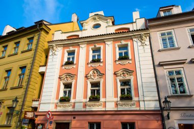 Prag Strago şehrinin mimarisi. Çok renkli alçak binalar ve taş kaldırım taşları. Eski Avrupa sokakları. Prag / Çek Cumhuriyeti - 05.21.2019