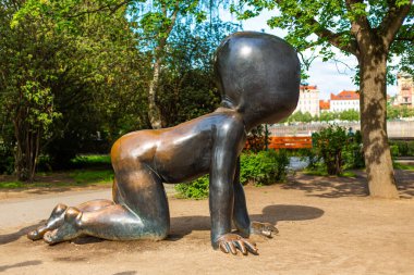 Prag 'da Emekleyen Bebek Heykeli, Tuhaf Garip Sanat. Prag / Çek Cumhuriyeti - 05.21.2019