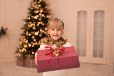 Sabah küçük bir kız Noel Baba 'nın Noel hediyesini ağacın altında buldu..