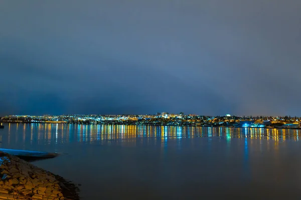 Foto Nocturna Playa Ciudad Reikiavik Luces Frente Mar — Foto de Stock