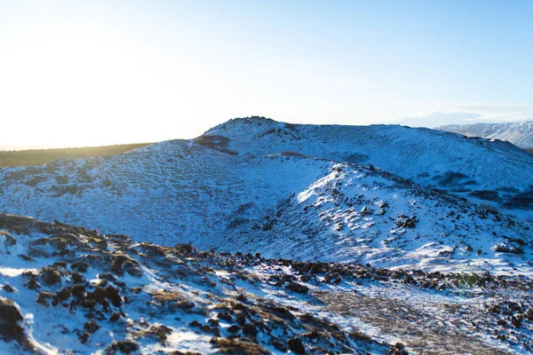 冬のアイスランドの素晴らしい山の風景 雪の中の山 広い空間だ 冬の自然美 — ストック写真