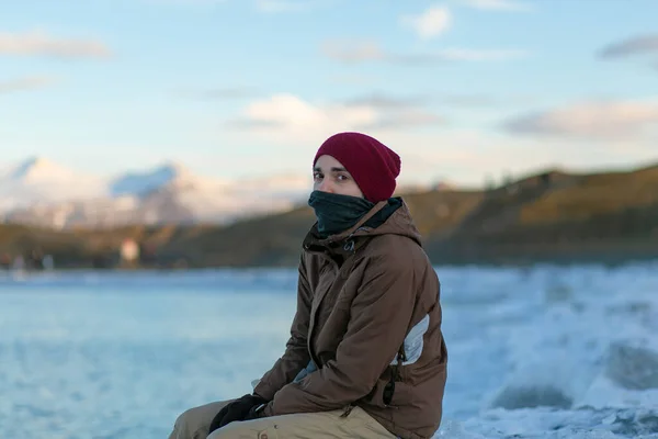 관광객이 겨울에 아이슬란드의 들판을 있습니다 풍경의 아름다움을 즐기다 — 스톡 사진