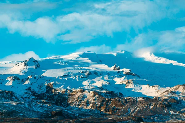 信じられないアイスランドの風景 雪の山や氷河のキャップ — ストック写真