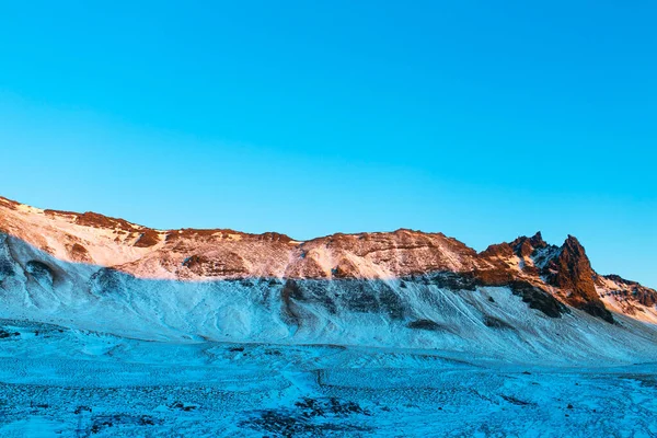 冬のアイスランドの素晴らしい山の風景 雪の中の山 広い空間だ 冬の自然美 — ストック写真