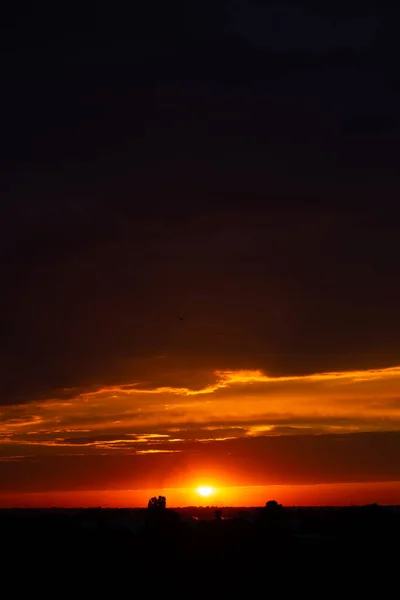 Těžké Zatažené Nebe Při Západu Slunce Oranžová Čára Světla Mezi — Stock fotografie