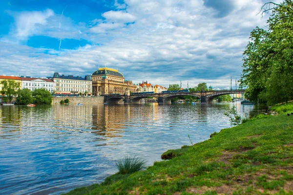 블타바강에서 프라하에 건물의 유럽의 프라하 2019 — 스톡 사진