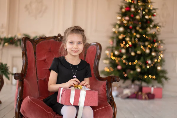 Una Niña Abre Regalo Navidad Santa Cuento Navidad Feliz Infancia —  Fotos de Stock