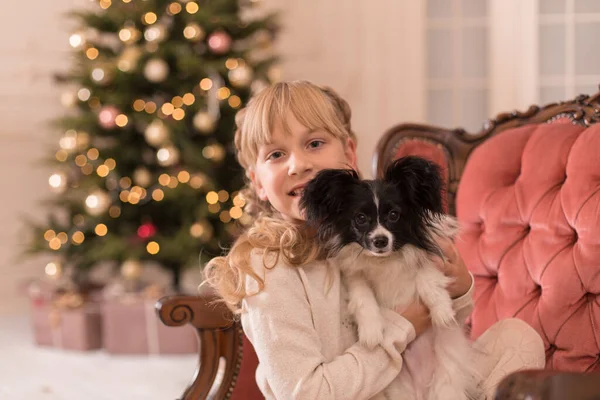 Санта Подарил Девочке Собаку Рождество Рождественская Сказка Счастливого Детства Первое — стоковое фото