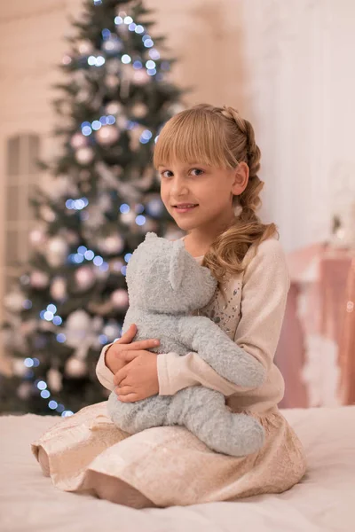 Père Noël Apporté Ours Peluche Petite Fille Pour Noël — Photo