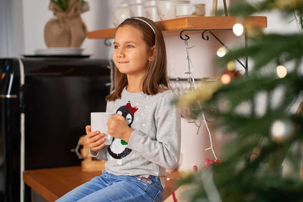 Une Petite Fille Avec Une Tasse Thé Chaud Rêve Cadeau — Photo