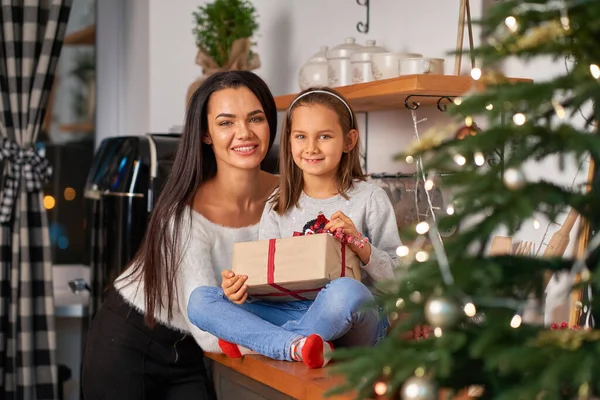 Boldog Anya Kislányával Aki Karácsonyi Ajándékot Kapott Mikulástól — Stock Fotó