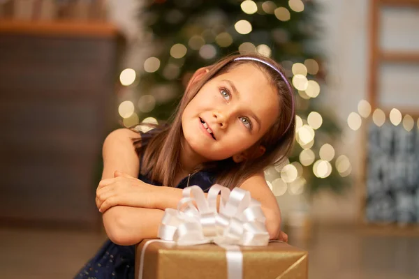 Infância Feliz Conto Fadas Mágico Natal Menina Sonha Antes Abrir — Fotografia de Stock