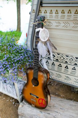 Yeşil parktaki yazlık kafe. Şehir parkındaki temalı hipster kafe. Dekor ögeleri.